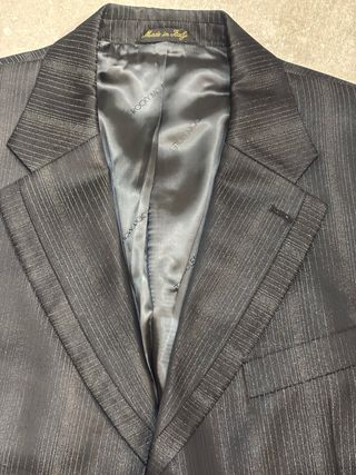 Traje de noche la tela negra con brillo.