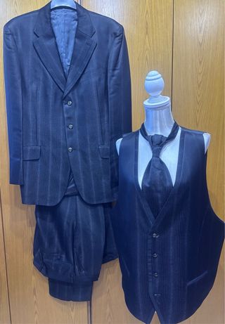 Traje de noche la tela negra con brillo.