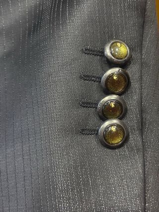 Traje de noche la tela negra con brillo.