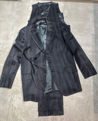 Traje de noche la tela negra con brillo.