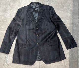 Traje de noche la tela negra con brillo.