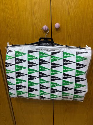 Traje de noche la tela negra con brillo.