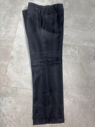 Traje de noche la tela negra con brillo.