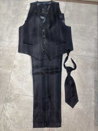 Traje de noche la tela negra con brillo.