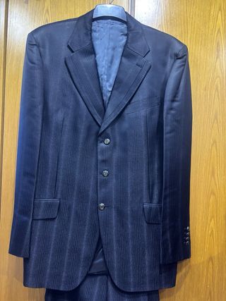 Traje de noche la tela negra con brillo.