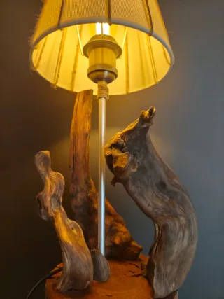 Lampada in legno e tessuto