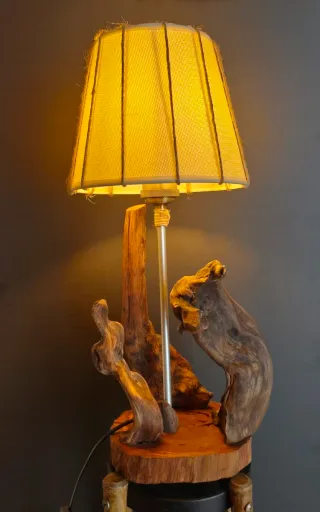 Lampada in legno e tessuto