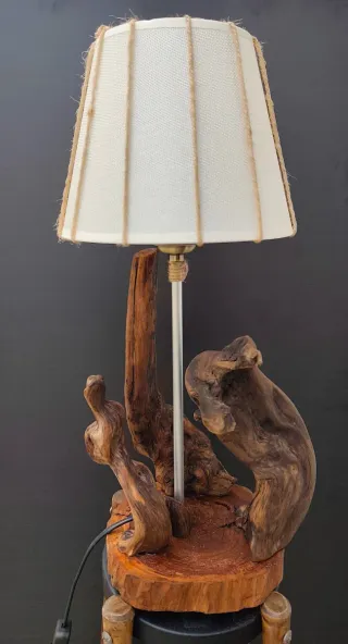 Lampada in legno e tessuto