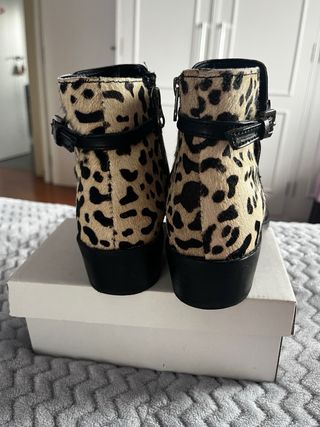 Botines negros con estampado animal T36