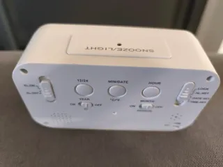 Reloj despertador blanco.