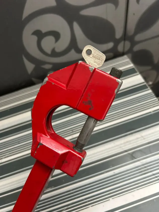 Barra antirrobo coche