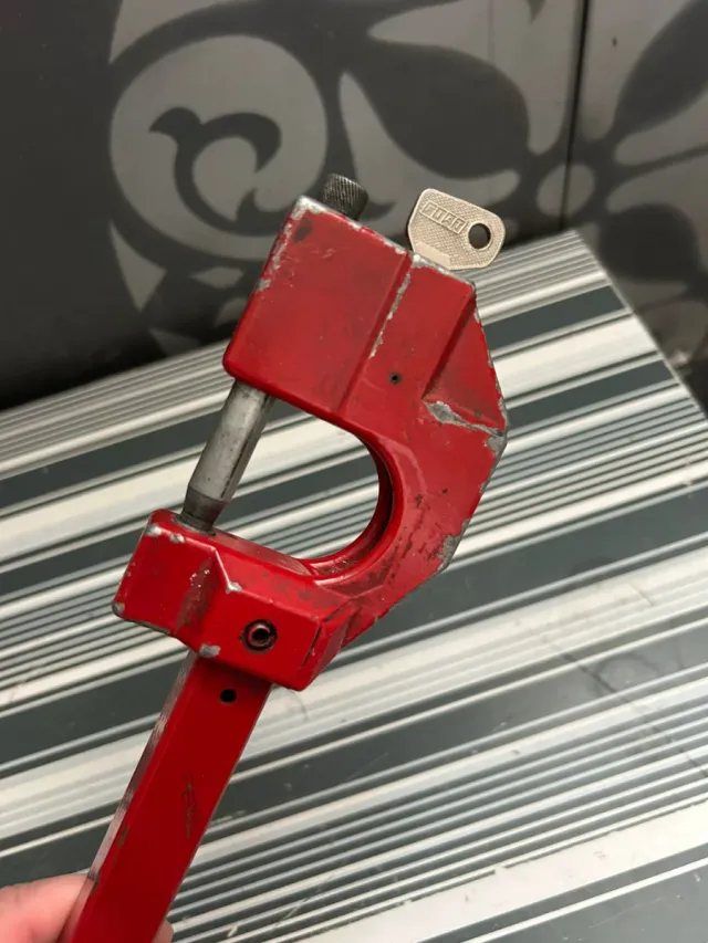 Barra antirrobo coche