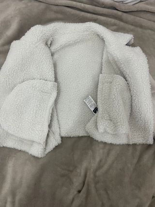 Abrigo mujer beige y blanco