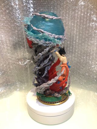 Figura Goku Super Saiyan Dios