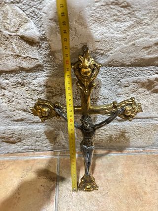 Crocifisso in metallo dorato