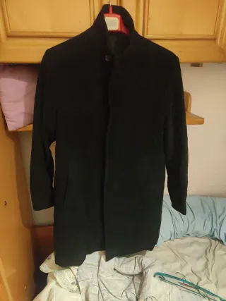 Abrigo negro cuello cisne