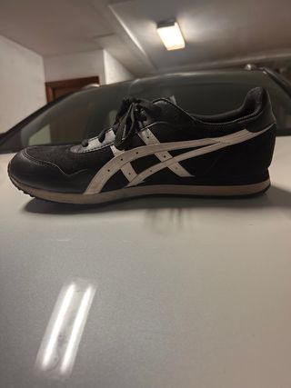 Zapatillas Asics Negras y Blancas