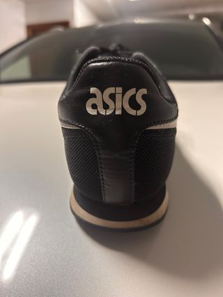 Zapatillas Asics Negras y Blancas
