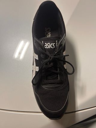 Zapatillas Asics Negras y Blancas