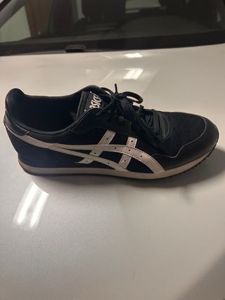 Zapatillas Asics Negras y Blancas