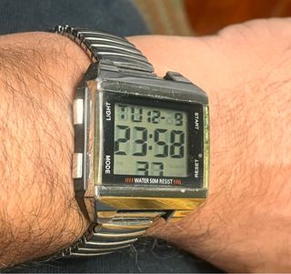 Reloj digital para personas con deficit visual