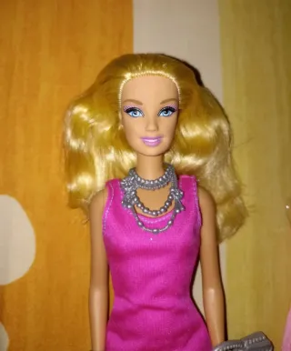 2 Barbies con vestidos y accesorios