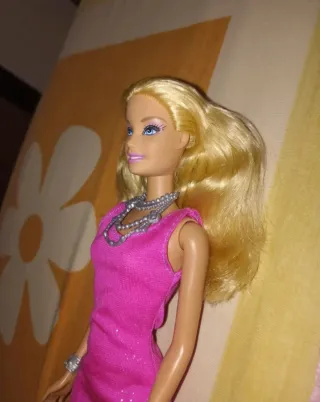 2 Barbies con vestidos y accesorios
