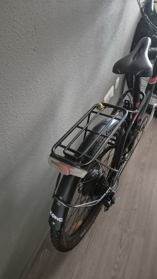 Bicicleta eléctrica negra