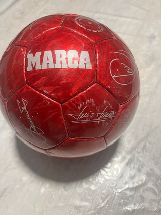 Balón de fútbol MARCA rojo con firmas