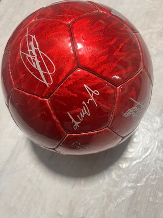 Balón de fútbol MARCA rojo con firmas