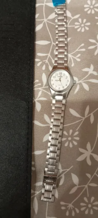 Reloj de pulsera plateado