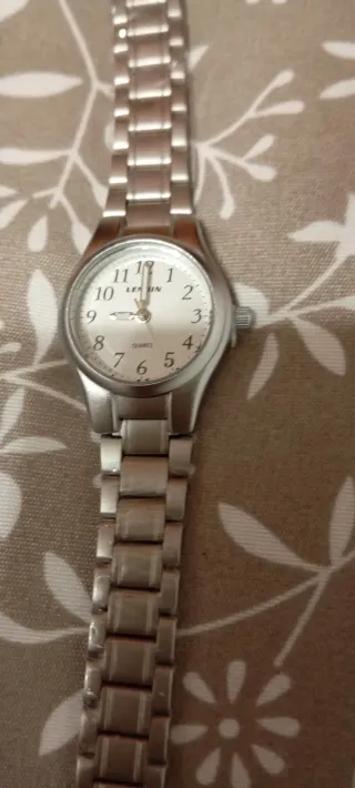 Reloj de pulsera plateado