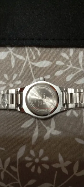 Reloj de pulsera plateado