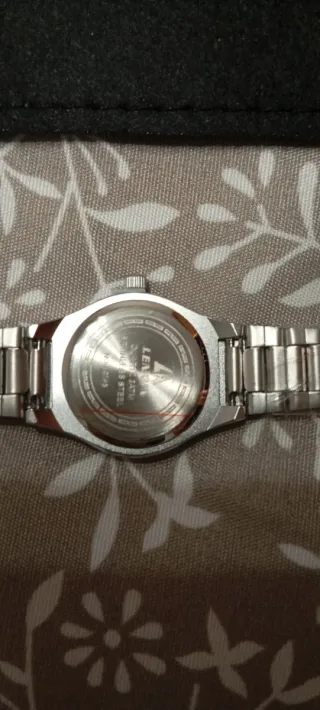 Reloj de pulsera plateado