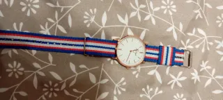 Reloj banda azul, rojo y blanco