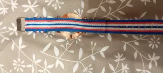 Reloj banda azul, rojo y blanco