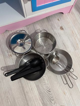 Cocinita de juguete rosa y blanca de madera