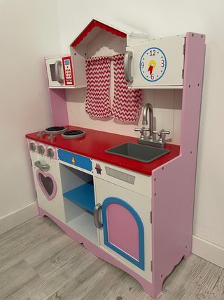 Cocinita de juguete rosa y blanca de madera