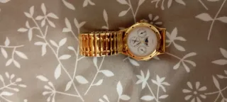 Reloj vintage dorado con esfera blanca