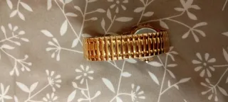 Reloj vintage dorado con esfera blanca