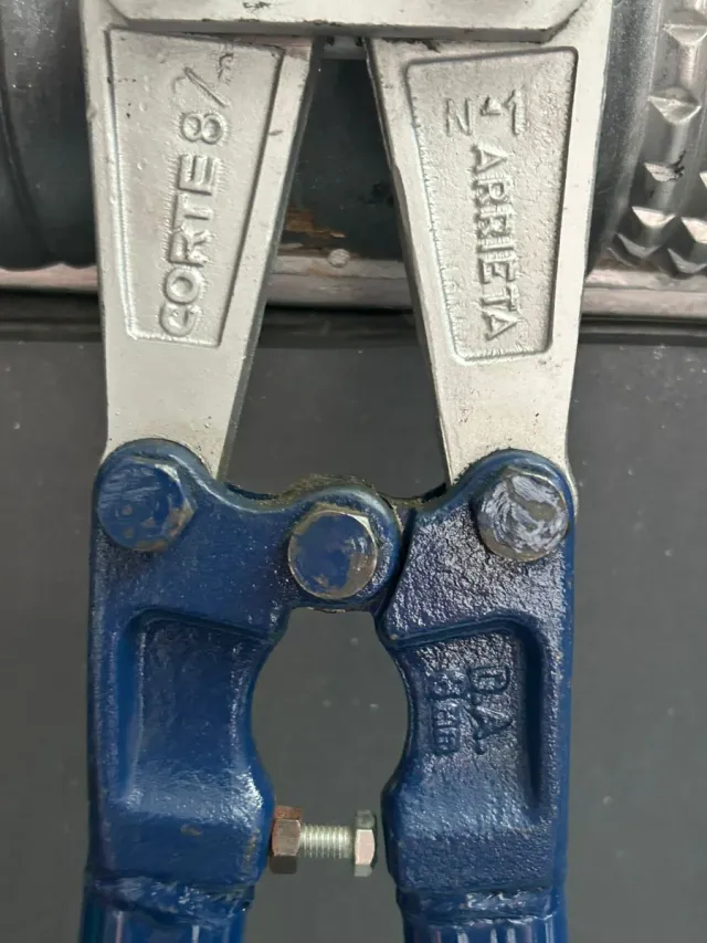 Tenaza corta remaches 8 mm