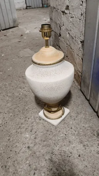 Lampada da tavolo beige e oro
