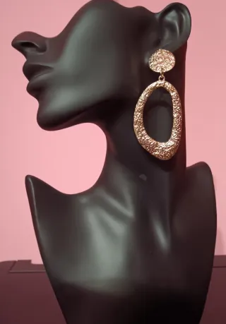 Pendientes dorados ovalados