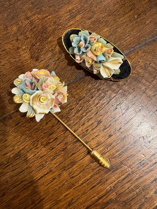 Lote 2 broches florales porcelana