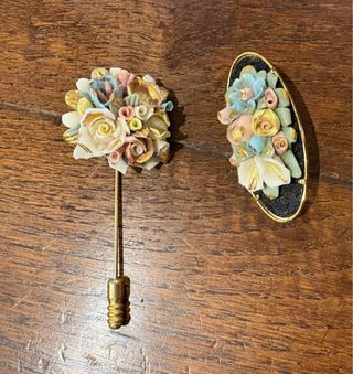 Lote 2 broches florales porcelana