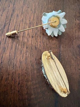 Lote 2 broches florales porcelana