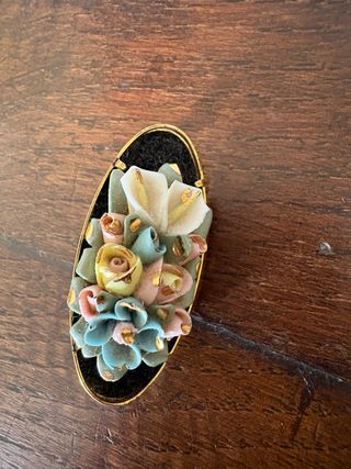 Lote 2 broches florales porcelana