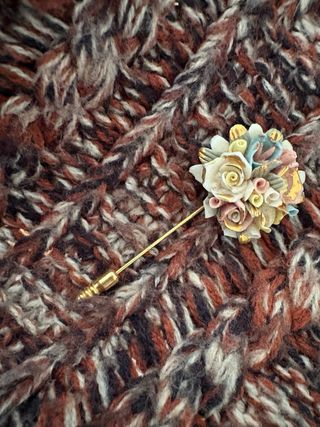 Lote 2 broches florales porcelana