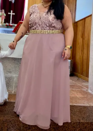 Vestido largo rosa con detalles dorados