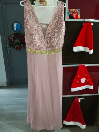Vestido largo rosa con detalles dorados